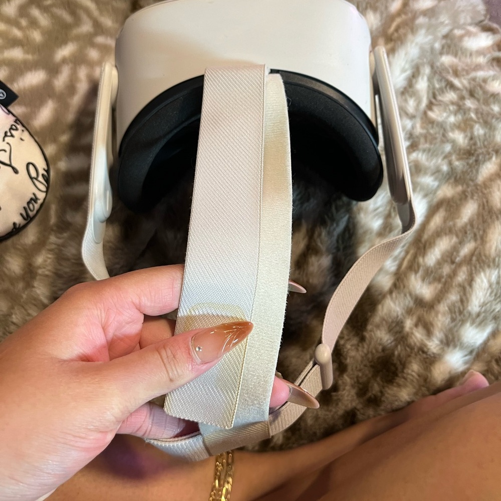 Oculus Standalone VR Headset - White and Beige